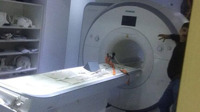 🏥 Rize'de bir şahıs, belindeki silahla girdiği MR cihazında büyük bir paniğe sebep oldu. Silah, cihazın çalışmasıyla hastaya yapıştı, şans eseri yaralanan olmadı.