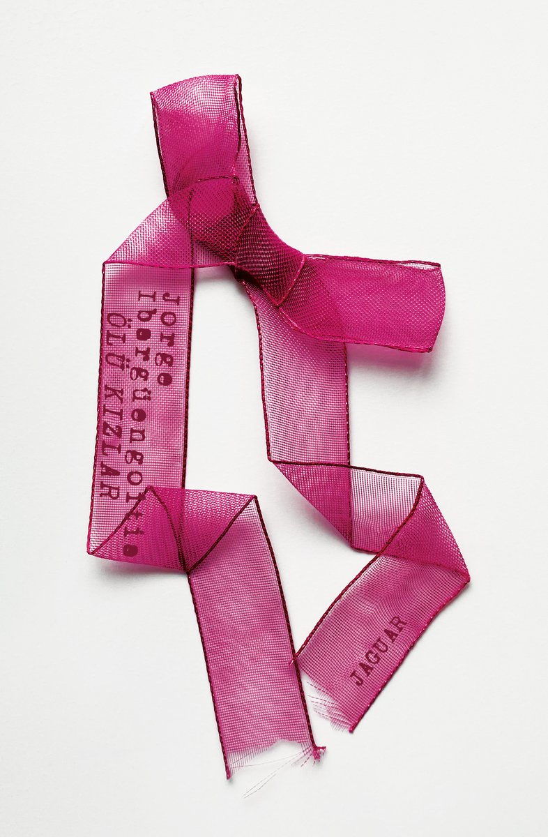 Yeni kitap: Ölü Kızlar.
Meksika'nın geçen yüzyıldaki en etkili yazarlarından Jorge Ibargüengoitia, en ünlü yapıtı Ölü Kızlar ile ilk kez Türkçede.
Genelev işleten iki kız kardeş. Aşk, intikam, rüşvet ağı, cinayetler, toplumsal çürüme. Ve tüm bunları en iyi biçimde anlatmanın