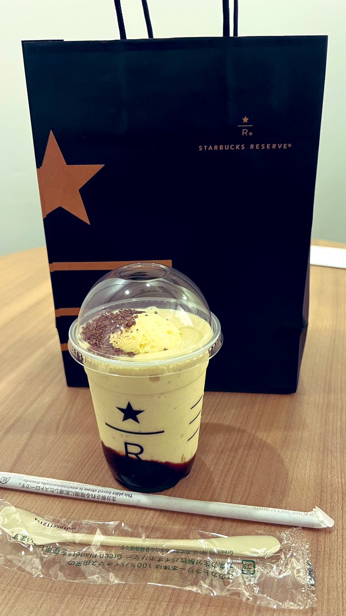 今日の仕事場の目の前に
スターバックスリザーブ！

バナナチョコレート&amp;アイスクリーム
GET！！

美味すぎる！💕
みんなも注文して欲しい🥳