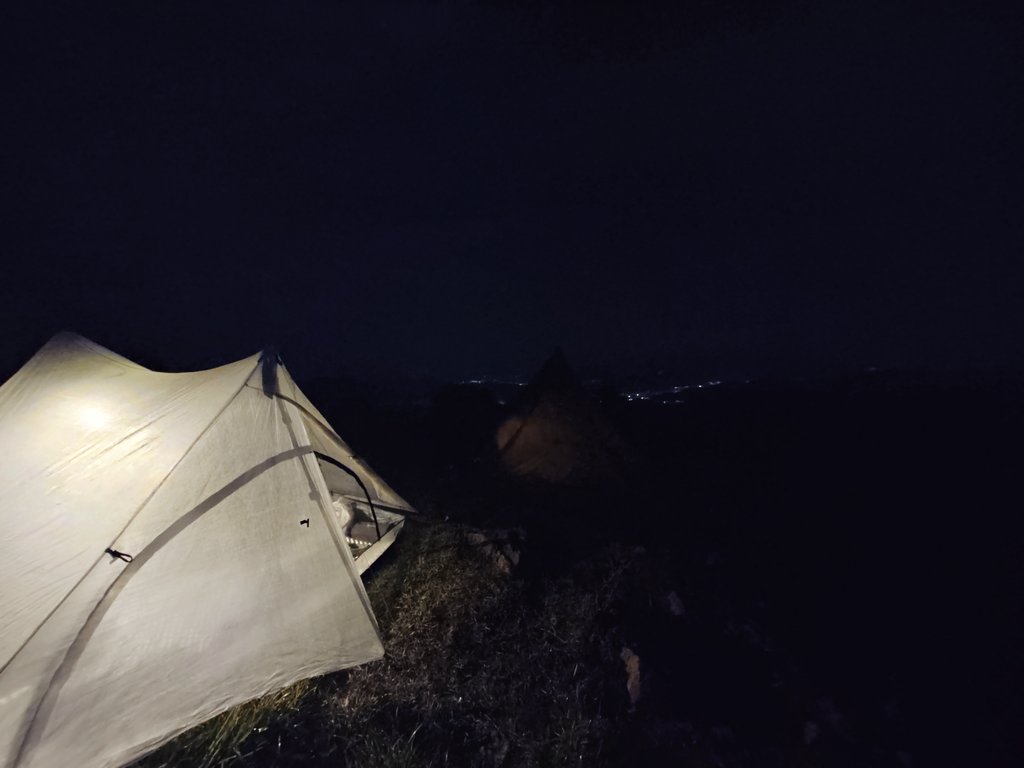 KEC_Camp's tweet photo. 『Duplex Lite』
いつの間にか公式のラインナップから白色が消え去り、知らない間に幻のテントになってしまっていた僕のDuplex Lite君です。前モデルのClassicより少しだけ小さくなって、ちょうど良く1.5人サイズって感じになり、ドアも一部削られて風通しも良くなりました。サイコーです🤤
#Zpacks https://t.co/TTCTrHEOjR