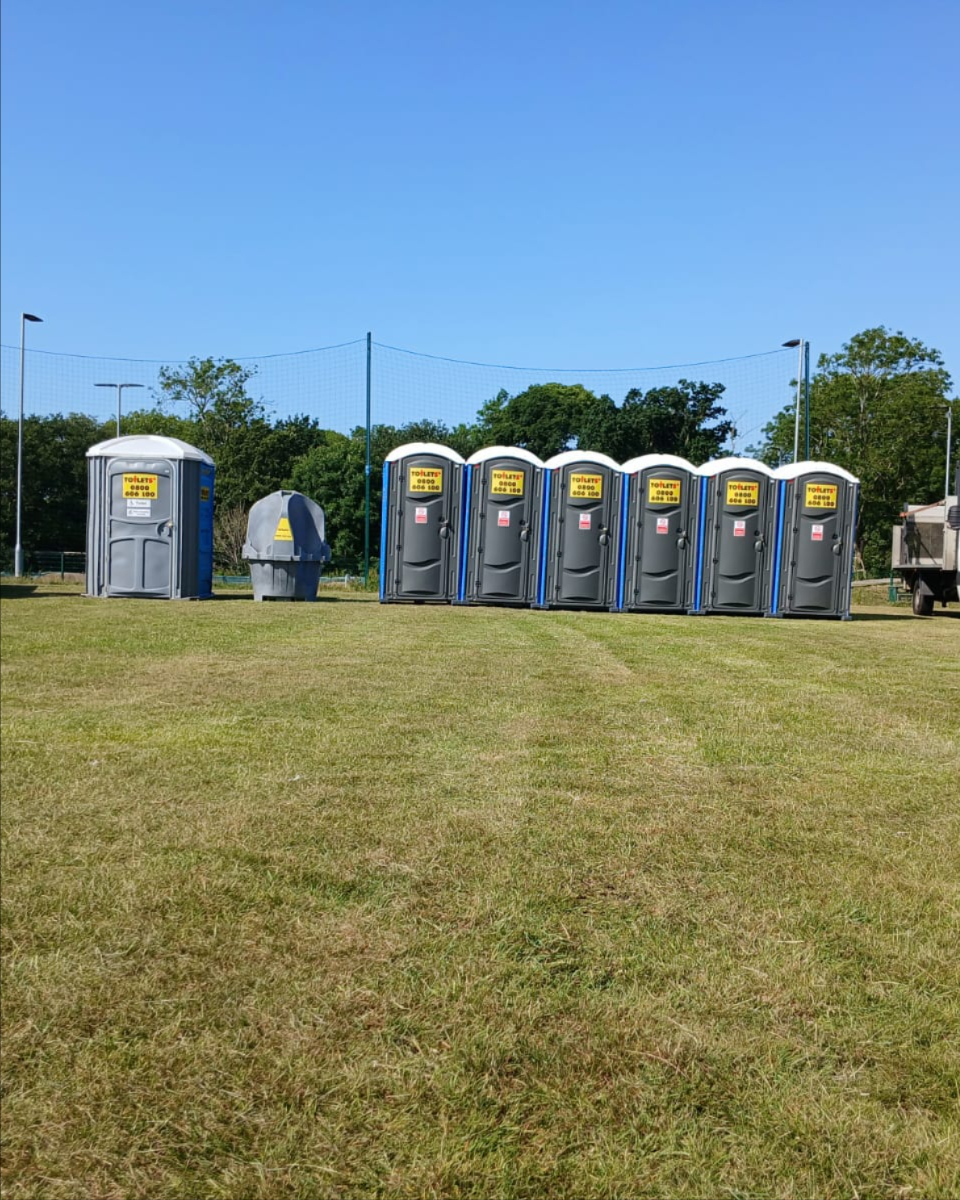 Fast-moving events need fast-moving facilities 🚽
Our 4-bay urinals are the go-to solution for high-footfall spaces - efficient, compact, and built to handle the rush.

Cleaned and serviced just like our standard units, these urinals help ease pressure and keep things moving!