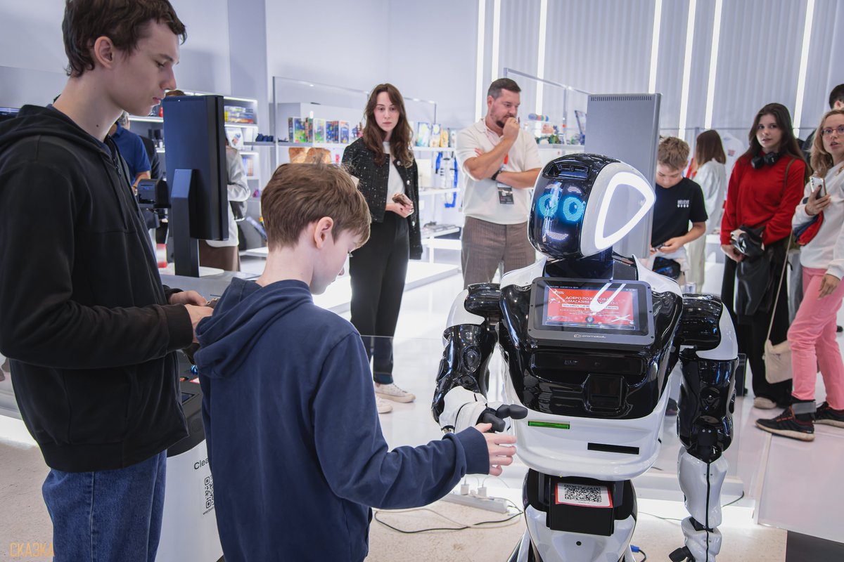 Promobot at the "Store of the Future 2025"

Promobot served as a shopping assistant at the innovative retail space. Visitors interacted with the robot, asking questions about product selections and learning about the store initiative supporting local brands.