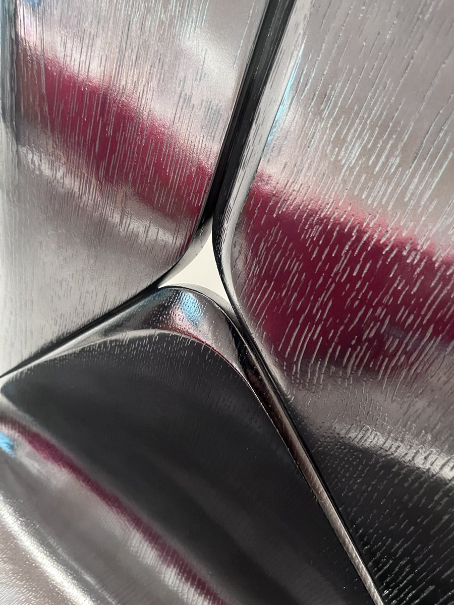 【SEYUN Chair】
イラクの女性建築家、ザハ・ハディドと、カリモクのコラボにより誕生した椅子。

有機的なラインを活かした左右非対称な造形とは裏腹に、人間工学に基づいた座面や背もたれの絶妙な角度調整により、長時間座っても疲れを感じにくい設計に。