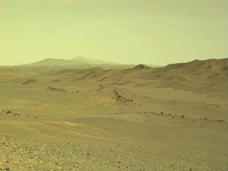 Superficie di Marte, fotografata ieri dal rover Perseverance, ora locale 13:56, SOL 1597.

Ho modificato leggermente i colori della foto per renderli un po più vividi.