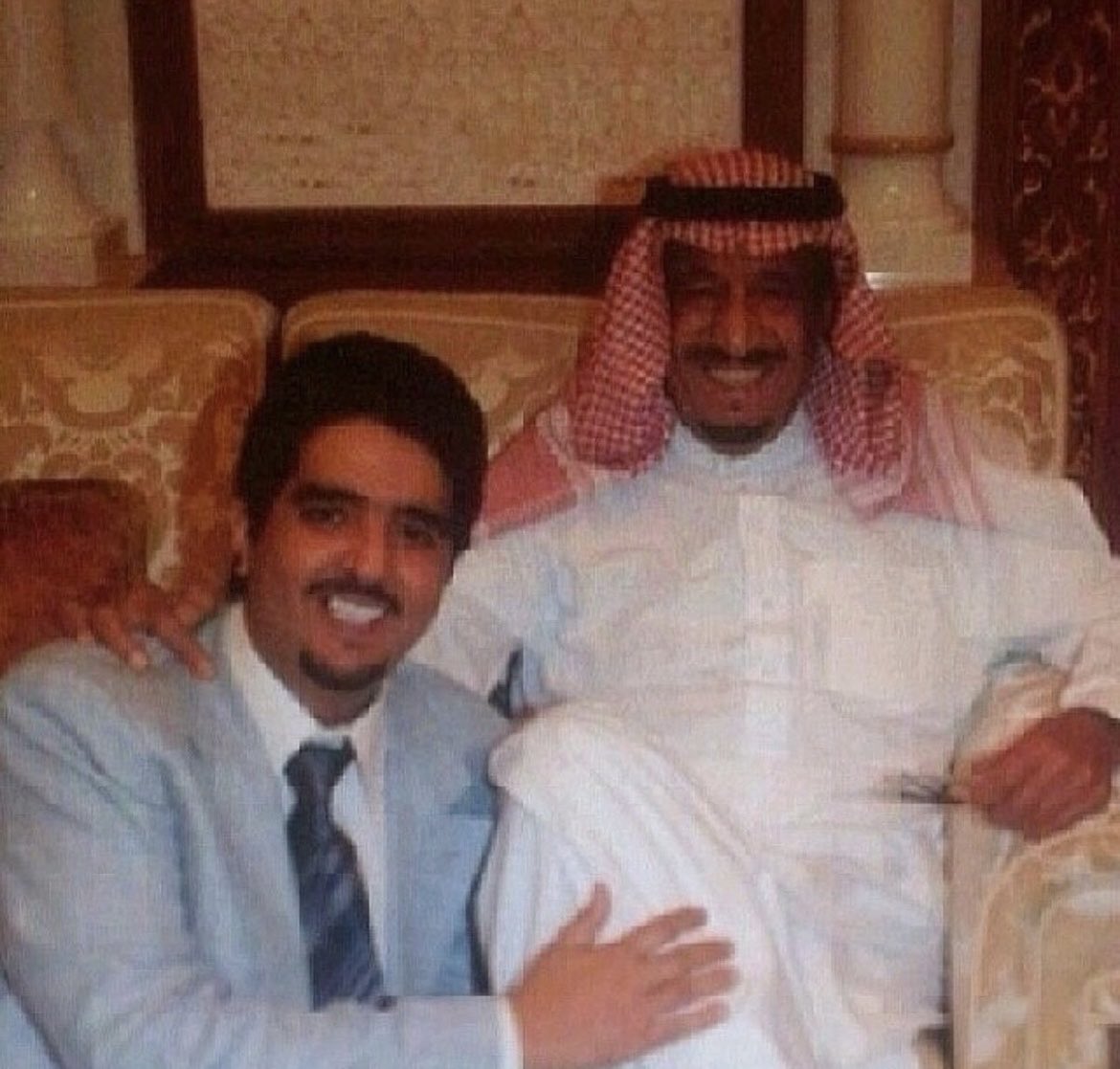 #عبدالعزيز_بن_فهد
في هذه الصورة كأنه يقول لخادم الحرمين الشريفين ملك الحزم والعزم
#سلمان_بن_عبدالعزيز

لــمّـــا غـــدوتَ للـمَــكَـــارِمِ مُبتـَــدا
أوجبتَ حبَّكَ في الفؤادِ عَلَى المَدَى