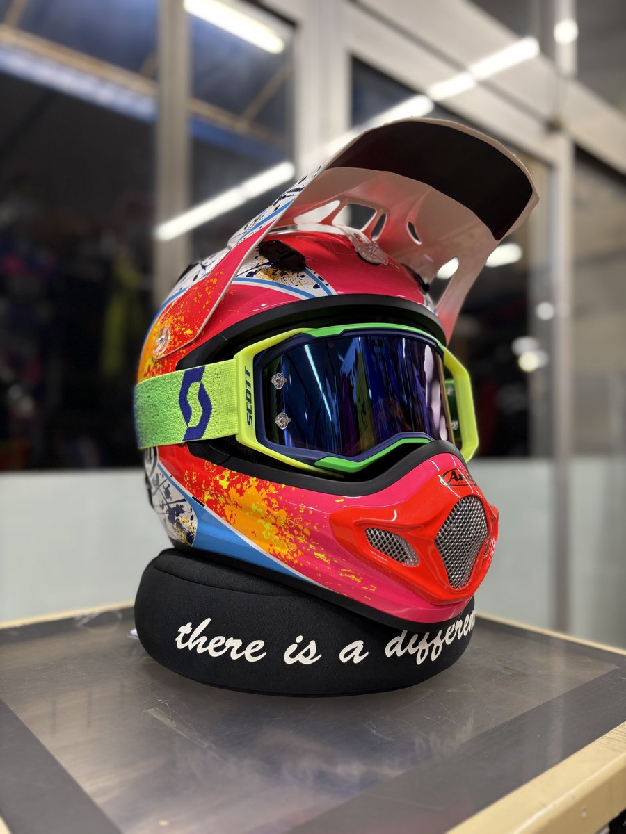 プライベートライアン仕様プラヘルメット 見て見て、めちゃ速そうな人のコーデできた🤗 Arai V-CROSS4×Scott