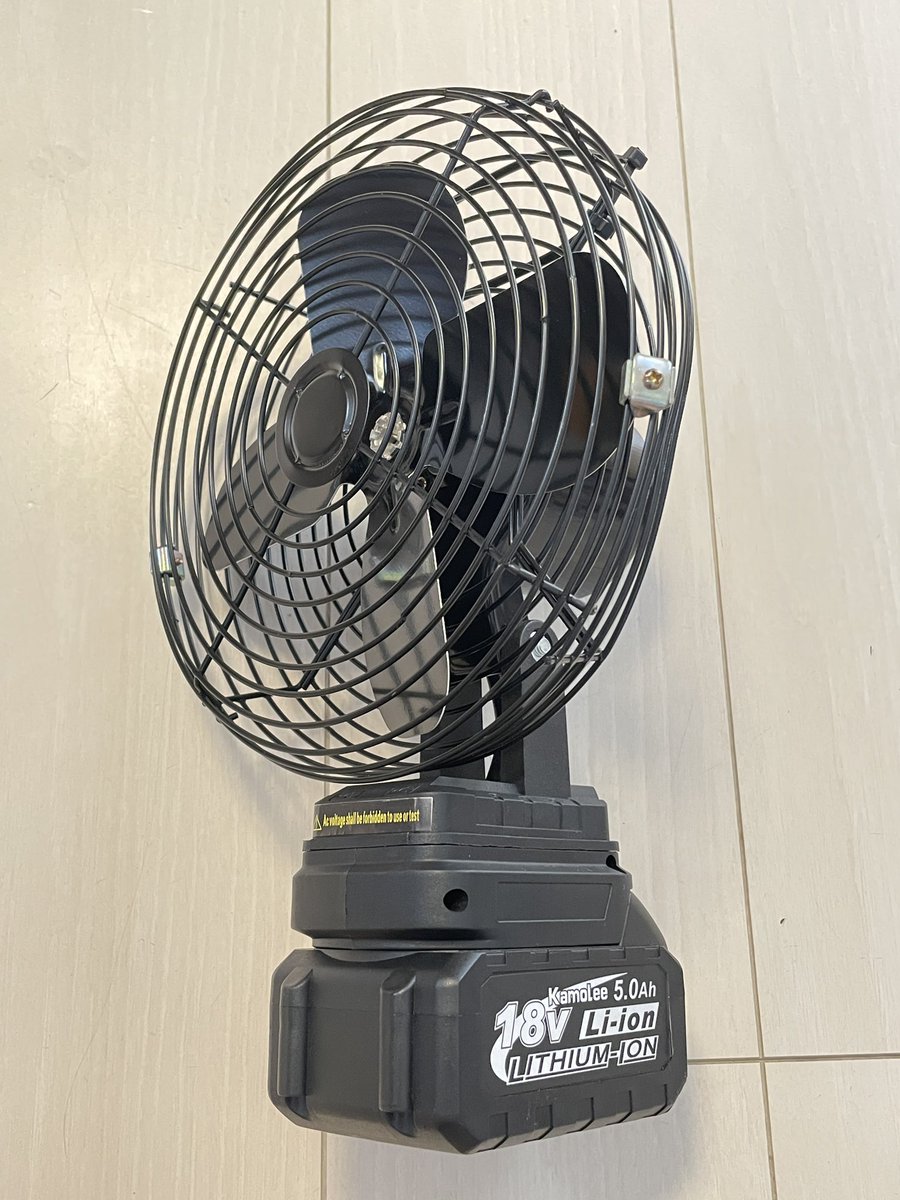 今回の夏コミちょっと大きめのハンディーファン持って行ったのだけどめちゃくちゃ優秀だった！強風で6時間以上動くとかタフネス。ただ荷物になるのが欠点やね。無理やり詰め込んで凹んでるし…。