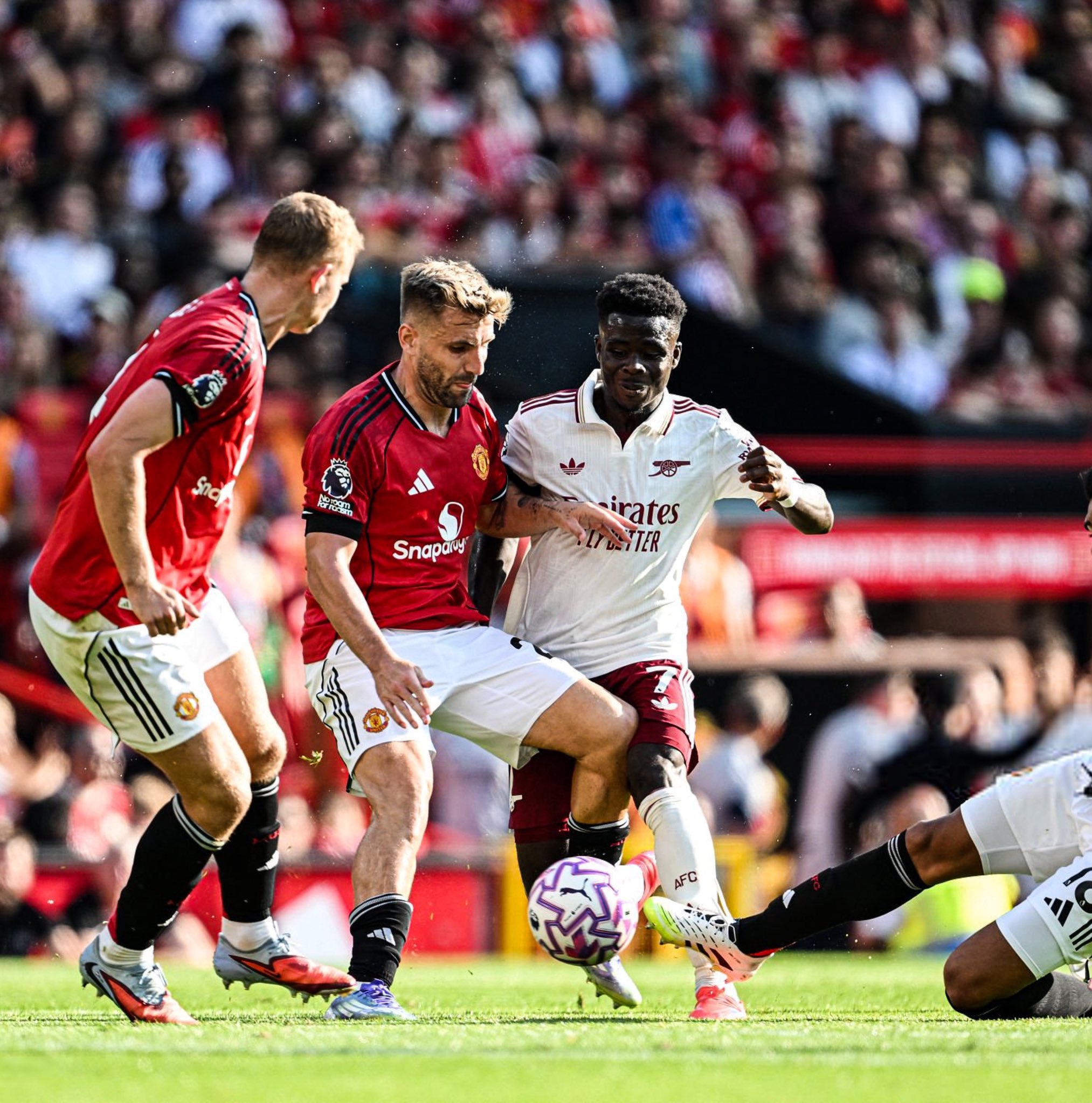 Sir Jim Ratcliffe 'tất tay' cho HLV Amorim, Man Utd xác định bom tấn đầu tiên ở TTCN mùa đông?