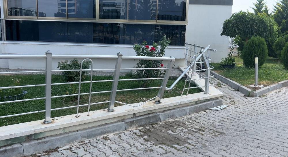 Yayıncı Jrokez'in 12. kattaki evinin balkonundan düştüğü belirlendi. 

Polisin ölüm nedeniyle ilgili soruşturması devam ediyor. (İHA)