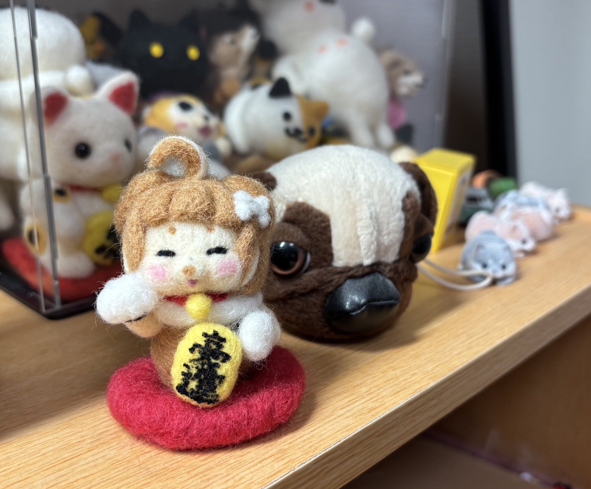 羊毛フェルト犬　ちろ 受注制作】羊毛フェルト ブローチ 秋田犬 白毛 - CHIKUCHIKU18'S
