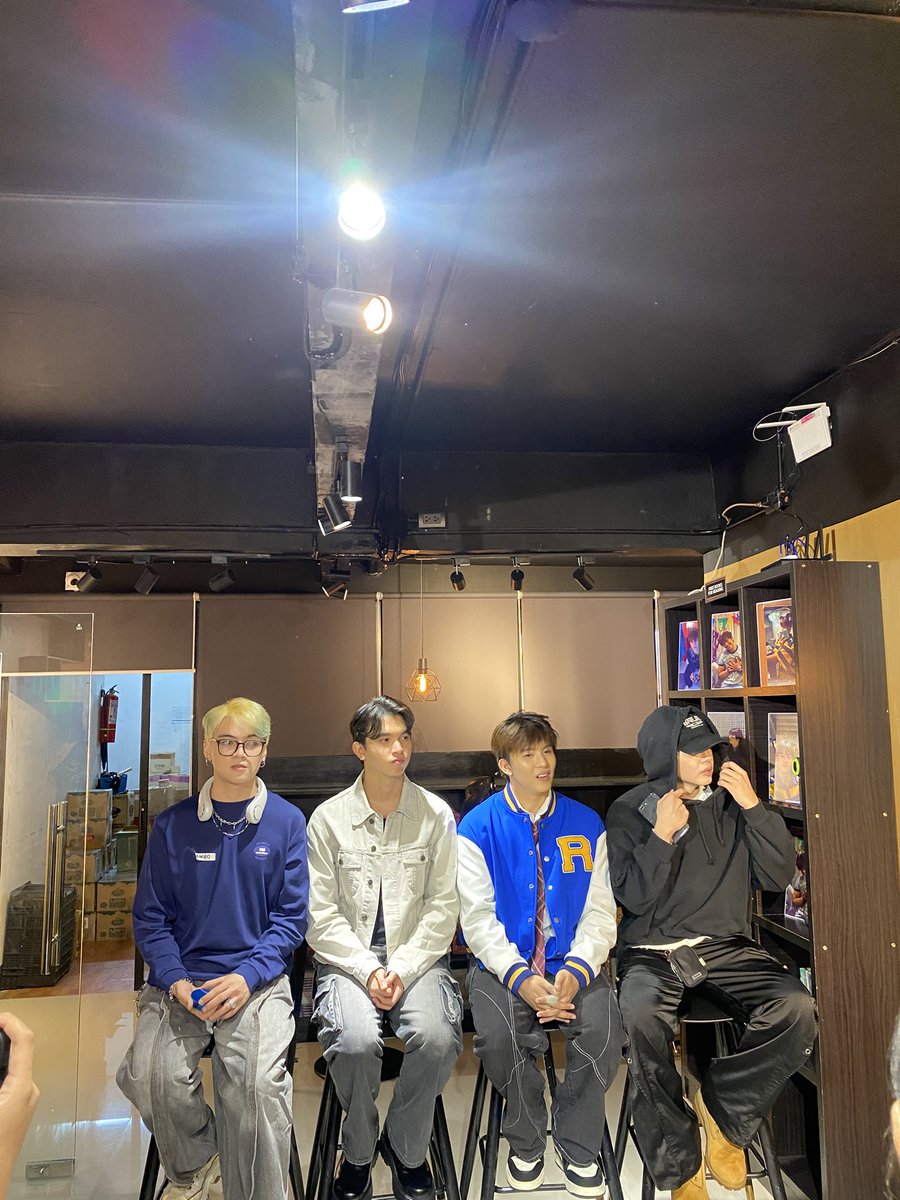 may mga pogi po kaming classmates kahapon gais❤️

UNITUNES: CLYODIES NIGHT 
#ClydeScape 
#PaintTheBeatWithClyde