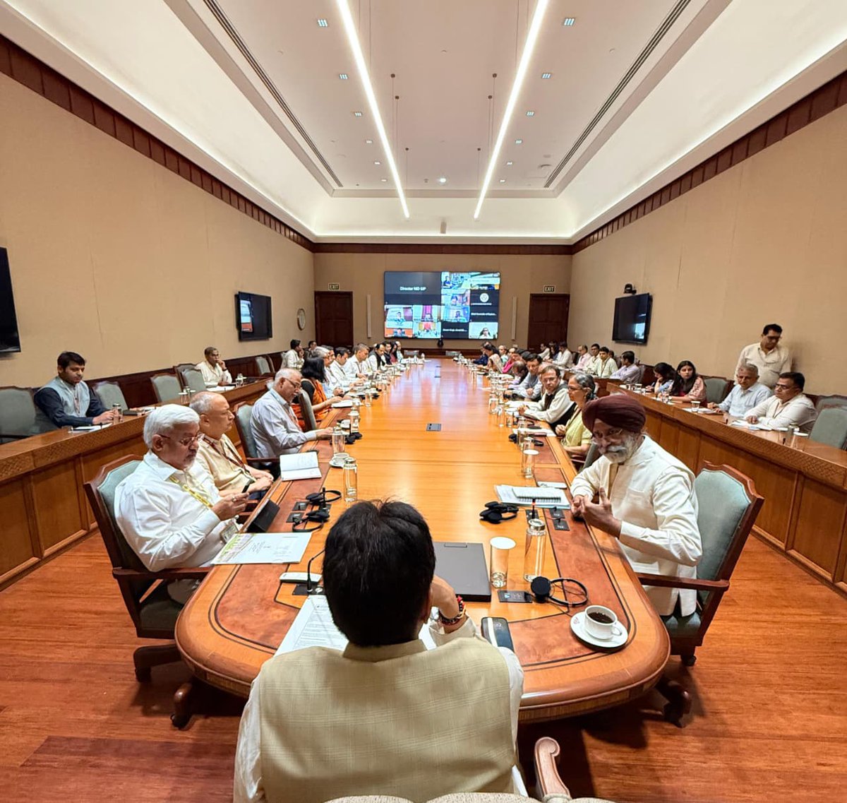 Piyush Goyal (@piyushgoyal) on Twitter photo Had a productive meeting with senior officials from <a href="/DoC_GoI/">Dept of Commerce, GoI</a> and <a href="/DPIITGoI/">DPIIT India</a> where we brainstormed on new reforms & initiatives.
Inspired by PM @NarendraModi ji’s transformative vision, we are setting ambitious goals to accelerate progress on ease of doing business and ease of Had a productive meeting with senior officials from <a href="/DoC_GoI/">Dept of Commerce, GoI</a> and <a href="/DPIITGoI/">DPIIT India</a> where we brainstormed on new reforms & initiatives.
Inspired by PM @NarendraModi ji’s transformative vision, we are setting ambitious goals to accelerate progress on ease of doing business and ease of