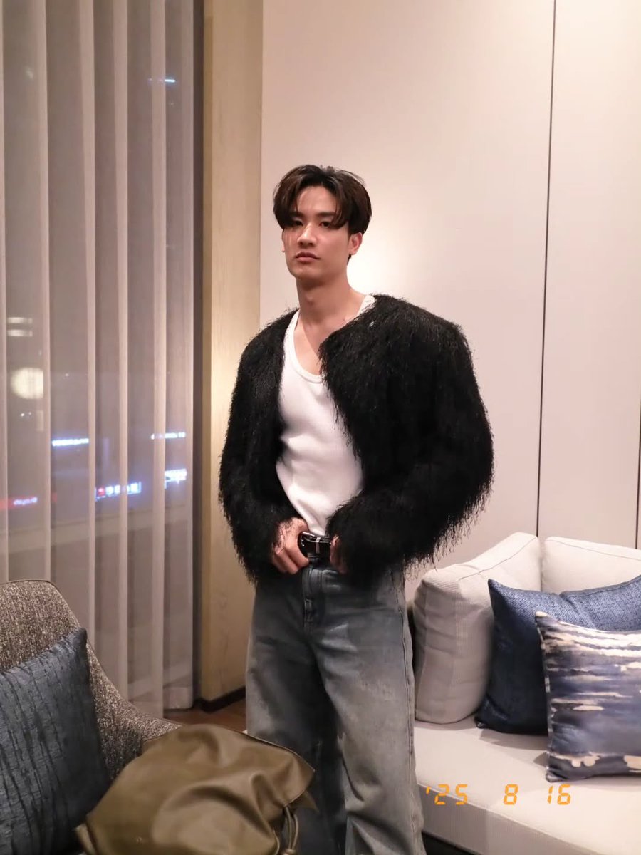 Phuwinaholic's tweet photo. THE ONLY MAN WHO MAKES ME SAY "AGE IS JUST A NUMBER" & WELL 14 YEARS IS NOT MUCH
I NEED HIM & IT'S NOT FUNNY ANYMORE 🛐🛐🛐
#Tawan_V #loew https://t.co/OCd4TGxzmO