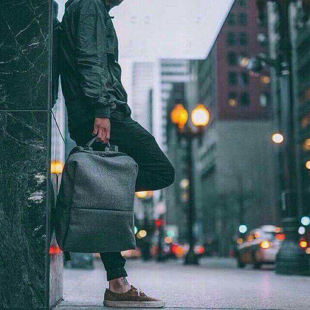 أصبحتُ 
كـ مدينةٌ 
مهجورة
لا تسكنها ألا أشباحُ
فَــقـدك
وها هو
الليل يتجول
كساعي البريد
يَضع رسائل
الأحلام في صناديق
النوم ويمضي.