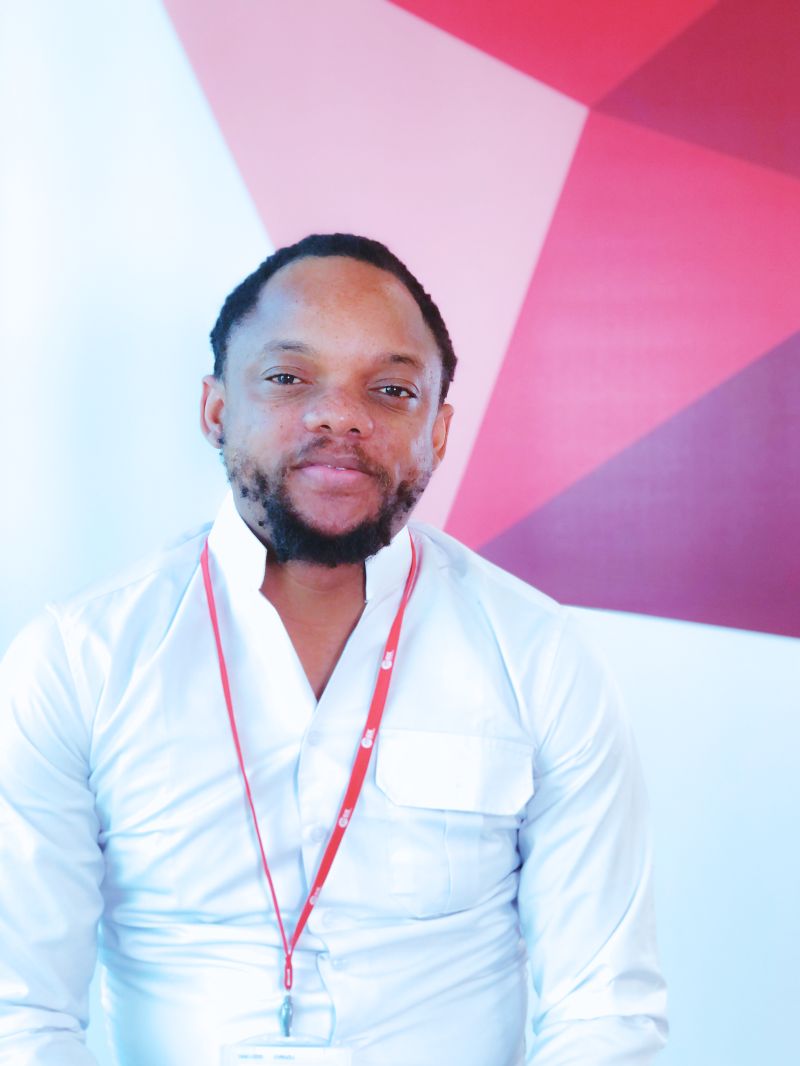 Un sourire ouvre une porte, crée une opportunité.
A smile opens a door, creates an opportunity.
Una sonrisa abre una puerta, crea una oportunidad.