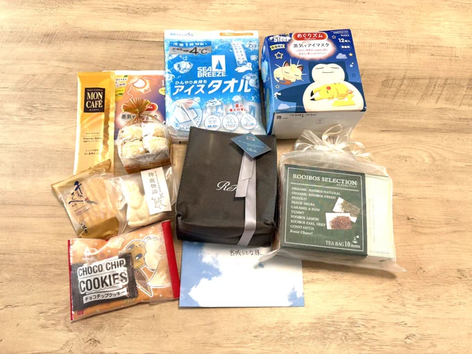 C106でいただいた本や 差し入れです!!!!!!! 食べたりしたものもあり! いつも以上に挨拶行く時間なかった!今回! しろきつねさんのセットは お使いで買ってきてもらえて とても嬉しかったです 差し入れもいつもありがとう またファンボで感想などします!