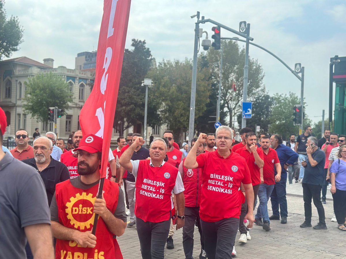 ✊DİSK İstanbul Bölge Temsilcisi'nin katılımıyla kamu emekçilerinin iş bırakma eylemine katıldık.
#OmuzOmuza