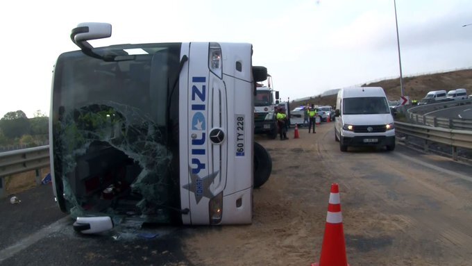 🚨 #SonDakika Kuzey Marmara Otoyolu'nda bir yolcu otobüsünün devrilmesi sonucu maalesef 3 kişi yaşamını yitirdi, 20 kişi ise yaralandı. Olayla ilgili inceleme sürüyor.