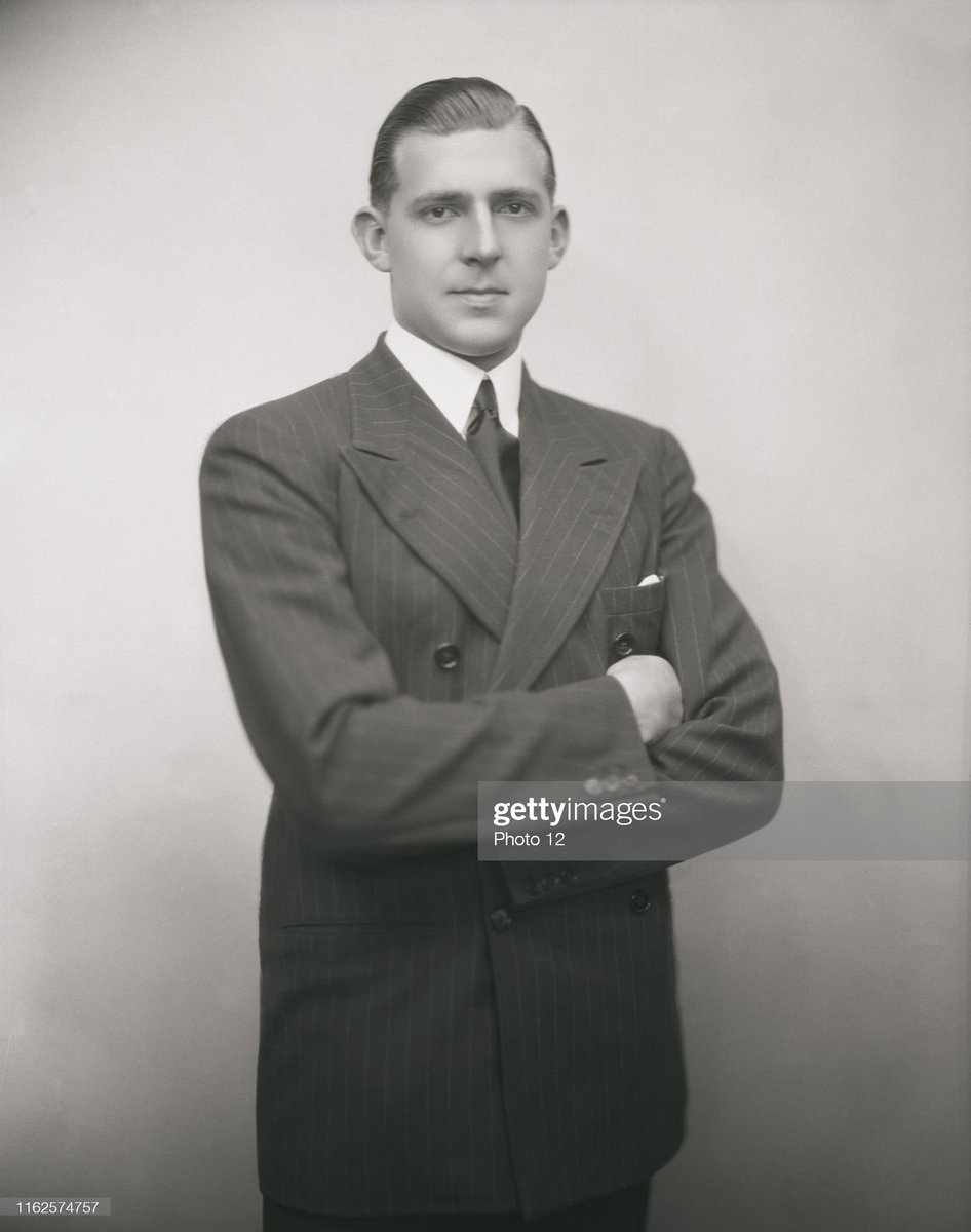 En 1933 se produce un hecho trascendental para el devenir histórico de la monarquía española: Juan de Borbón y Battenberg, quinto hijo de los reyes Alfonso XIII y Victoria Eugenia, se convierte en sucesor de su padre. Sucesor al trono de un reino que había desaparecido en 1931.