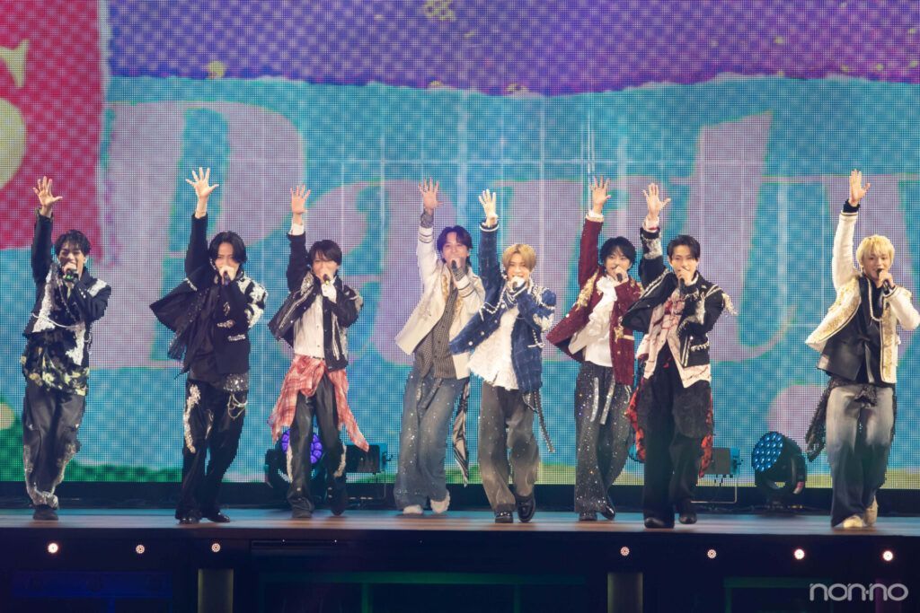 nonno_staff's tweet photo. 🎤 #timelesz
ネタバレ注意!!!
新体制初のアリーナツアー“一万字”レポ✍

8/7 横浜アリーナ初日『We’re timeless LIVE TOUR 2025 epsode 1 ～FAM～』の様子をお届け✨

✔曲中の一人一人の挨拶
✔新体制ならではのMCタイム
✔エモすぎる  #タイプロ 課題曲ゾーン
✔嬉しいサプライズ発表etc…

記念すべきライブの一部始終を臨場感たっぷりでお届けします📝✨
▶▷https://t.co/nMgRJMy27F

#timelesz_episode1
#ノンノ #nonno