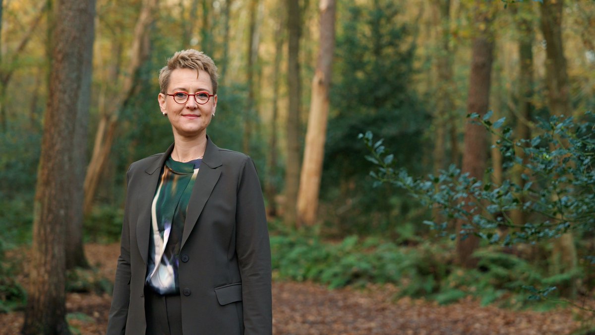 “Kijk om je heen en zie hoe de wereld eruit ziet. Waartoe ben ik geroepen?” Mirella Klomp is Theoloog der Nederlanden en aanjager van het universitaire project Grond. “Theologie heeft een eigen stem. Die stem raakt aan politiek, maatschappij en klimaat.”

volzin.nl/theologische-g…