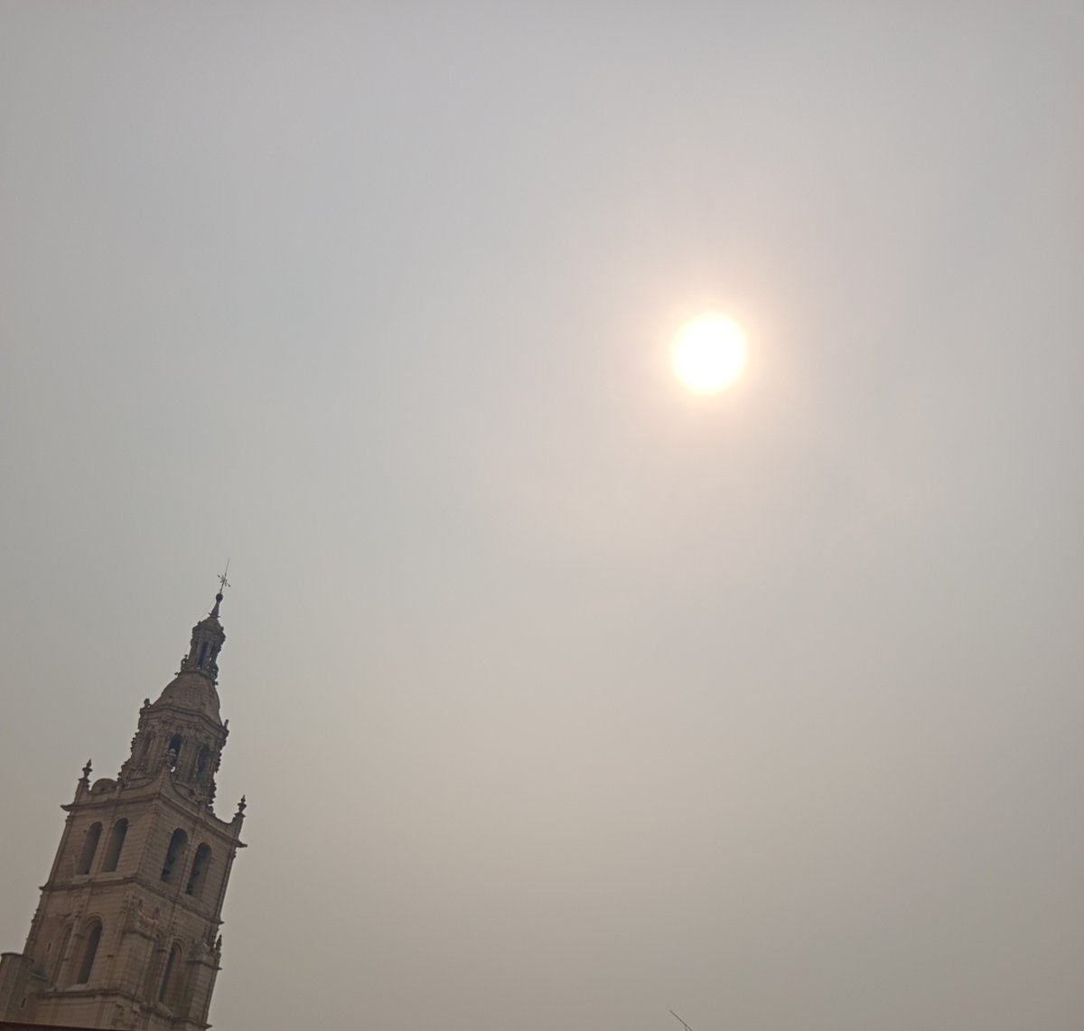 El cielo en Medina de Rioseco (Valladolid).
El eco de los incendios.
18-8-2025.