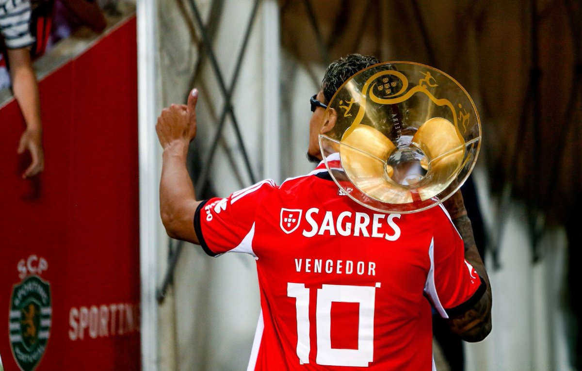 O jogador foi associado a todos, Sporting, Porto, ai até parecia um deus do futebol, uma máquina imparável. Quando finalmente aterrou no Benfica, de repente, ninguém lhe dá valor, e agora virou alvo de comparação com toda a gente. Passou a ser o novo tema das redes sociais, com a