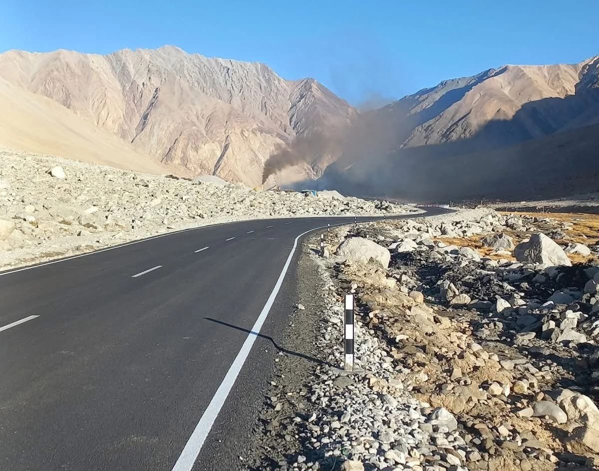 IndianDefenceT's tweet image. #BRO aims to finish the 135-km long Chushul-Demchok Highway (CDFD Road) along the #LAC by year-end, with 85% of the work already completed.

#BorderInfrastructure #IndianArmy #Ladakh #InfrastructureDevelopment #NationBuilding