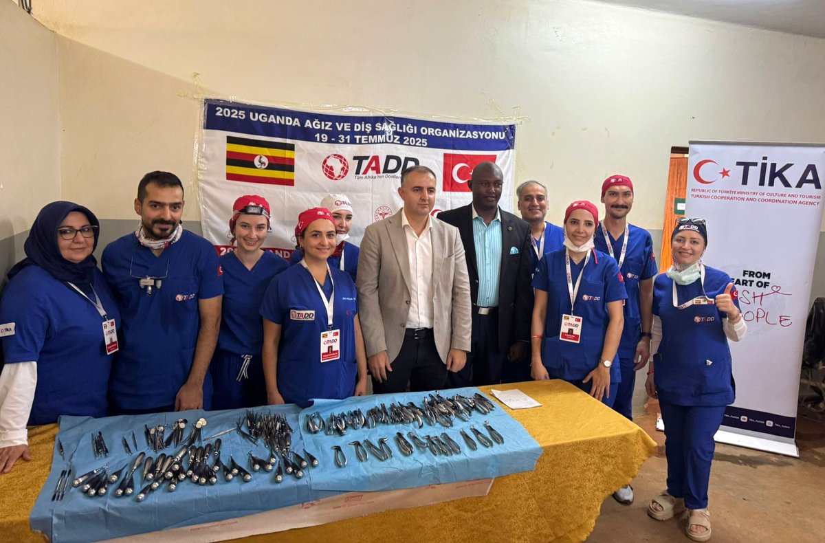 Tika_Turkiye's tweet photo. 🌍🇹🇷 Türk hekimleri, Afrika’nın dört bir yanında şifa dağıtmaya devam ediyor!

TİKA ve @TADDAfrika iş birliğiyle Uganda’nın Jinja Merkez Hastanesi'nde 961 hastaya ücretsiz ağız ve diş sağlığı hizmeti sunuldu.

Tedaviler kapsamında diş çekimi, kanal tedavisi, dolgu ve protez işlemleri yapılırken; ileri cerrahi operasyonlar da başarıyla uygulandı. Ayrıca yerel diş hekimlerine verilen eğitimlerle bu iyilik hareketi kalıcı ve sürdürülebilir bir boyut kazandı.

#AfrikaŞifaYolculuğu 🩵