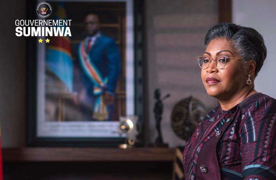 rkitsita's tweet photo. #Japon 🇯🇵 : Sécurité, investissements et développement : Judith Suminwa attendue au Japon pour la 9e édition de la TICAD 

Il se tiendra du 20 au 22 août 2025 à Yokohama au Japon , la 9e édition de la conférence internationale de Tokyo sur le développement de l’Afrique (TICAD). Comme depuis 1993, ce  forum réunira des dizaines de chefs d’État et de gouvernements africains, des partenaires internationaux,  des acteurs économiques, et des autorités japonaises, autour de thématiques clés pour l’avenir de l'Afrique.  

La République Démocratique du Congo sera représentée par la première Ministre Judith Suminwa, représentante personnelle du président de la République Félix-Antoine Tshisekedi Tshilombo.

Un deuxième passage en une année pour la Cheffe du Gouvernement qui a séjourné au Japon, en juin dernier, dans le cadre de la semaine dédiée à la RDC à l'Expo Osaka. 

Tribune pour parler de paix, sécurité et développement

Alors que le pays traverse une situation d'insécurité marquée par l’occupation de Goma et Bukavu par l'armée rwandaise et le M23-AFC, le gouvernement congolais s’est rangé sur la voie de la paix de cette partie Est. Et, Chaque tribune nationale et internationale est une opportunité offerte pour sensibiliser sur la cause du pays.

À la 9e conférence de la TICAD, la première ministre va marteler sur les défis sécuritaire. En  ce qui concerne le partanariat Japon - RDC, plusieurs secteurs sont concernés notamment, les infrastructures, l’éducation, la santé avec l’évolution technologique. 

Ce partenariat devra aboutir aux possibilités d'investissements des entreprises japonaises, aussi bien publiques que privées, en RDC. 

La première ministre ne vient pas seule, elle conduit une délégation congolaise composée des quelques membres du gouvernement dont le Vice-Premier ministre de l'économie nationale, Daniel Mukoko Samba, le ministre de commerce extérieur, Julien Paluku, le ministre des mines Louis Watum, et le ministre de la formation professionnelle, Marc Ekila. 

Depuis 1993 , la TICAD traite de différentes thématiques relatives au développement de l’Afrique notamment via une coopération public-privé. 

La ville de Yokohama qui va abriter cette 9 conférence internationale est située au sud de Tokyo, capitale du Japon. Elle fut l’un des premiers ports japonais à s’ouvrir au commerce extérieur en 1859 . 

Rachel Kitsita/Envoyée spéciale au Japon