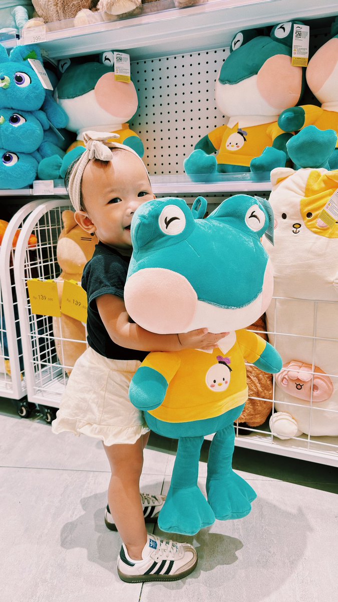 vina • freetag (@lareinavna) on Twitter photo was strolling around the mall with my lil one, and found this cute stuff that looks like <a href="/ZygoFrog/">Zygo the frog</a> 's doll version!
ribbit👀🐸💚 was strolling around the mall with my lil one, and found this cute stuff that looks like <a href="/ZygoFrog/">Zygo the frog</a> 's doll version!
ribbit👀🐸💚