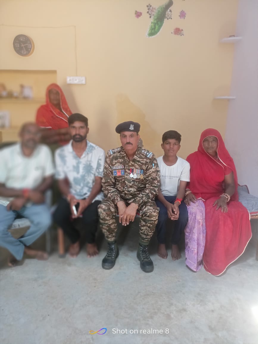 समूह केंद्र-2 सीआरपीएफ द्वारा शहीद / सेवानिवृत्त कार्मिकों के उत्तराधिकारी/ परिजनों से मुलाकात कर उनकी समस्याओं के  निराकरण हेतु विशेष अभियान चलाया गया जिसमें अधिकारी / कार्मिकों की टीम गठित कर डिगाना ,नागौर में भेजा गया।
<a href="/crpfindia/">🇮🇳CRPF🇮🇳</a> 
<a href="/JKZONECRPF/">J&K ZONE</a> 
<a href="/HqrsCrpf/">Rajasthan sector Hqrs, CRPF</a> 
<a href="/archana_ips/">Archana</a>