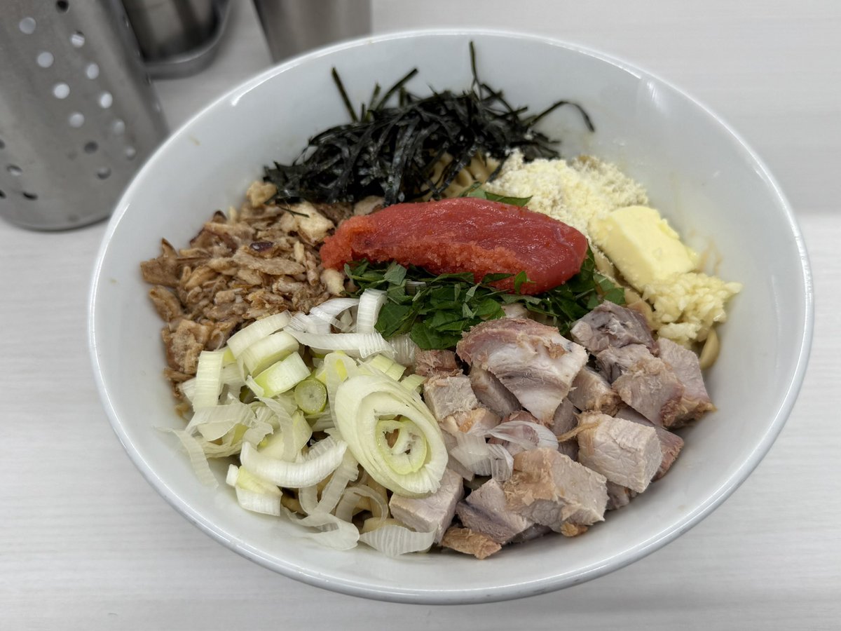 RAMEN .R長居店で明太バターまぜそば、麺300、ニンニク少な目。
紫蘇がええ仕事してる😊特に何もアレンジせずデフォで食べたけど、めちゃ美味しかった♪
ユウスケさん、さわちゃんごちそうさまでした🙏