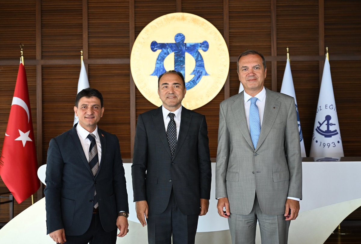 İMEAK Deniz Ticaret Odası Yönetim Kurulu Başkanımız Tamer Kıran, 18 Ağustos 2025 Pazartesi günü, İstanbul Vali Yardımcısı Cengiz Karabulut ile İstanbul Tarım ve Orman İl Müdürü Suat Parıldar’ı Odamızın Genel Merkezi’nde ağırladı.
