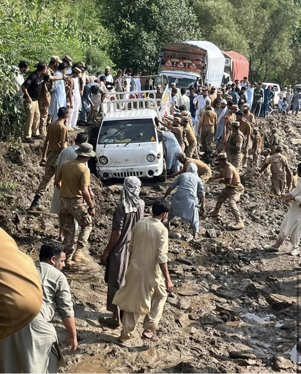 Pakistan__Time's tweet photo. جو پاک آرمی کو دن رات گالیاں دیتے ہیں اب اسی صوبے میں جوان دن رات ان کی خدمت کر رہے ہیں۔۔۔۔۔غیرت پھر بھی ان کو نہیں آنی۔۔🤫
#Peshawar
#PakistanArmy https://t.co/xMlXL9DOUb