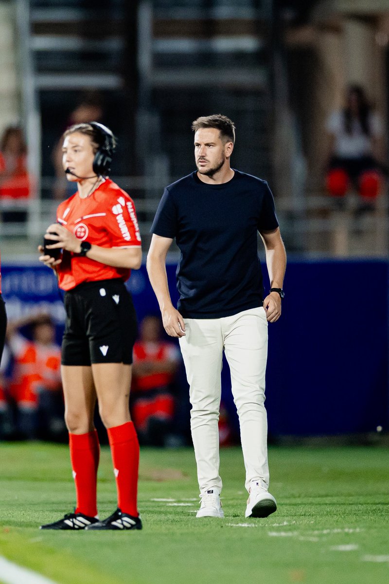 Primera vez en El Alcoraz, qué bonito ambiente en un día que guardaré siempre en el recuerdo.
Faltó muy poco para llevarnos los 3 puntos pero sabemos que el camino que nos va a acercar a conseguirlos semana a semana es este.
Vamos a por el siguiente <a href="/SDHuesca/">SD Huesca</a>. 🔵🔴