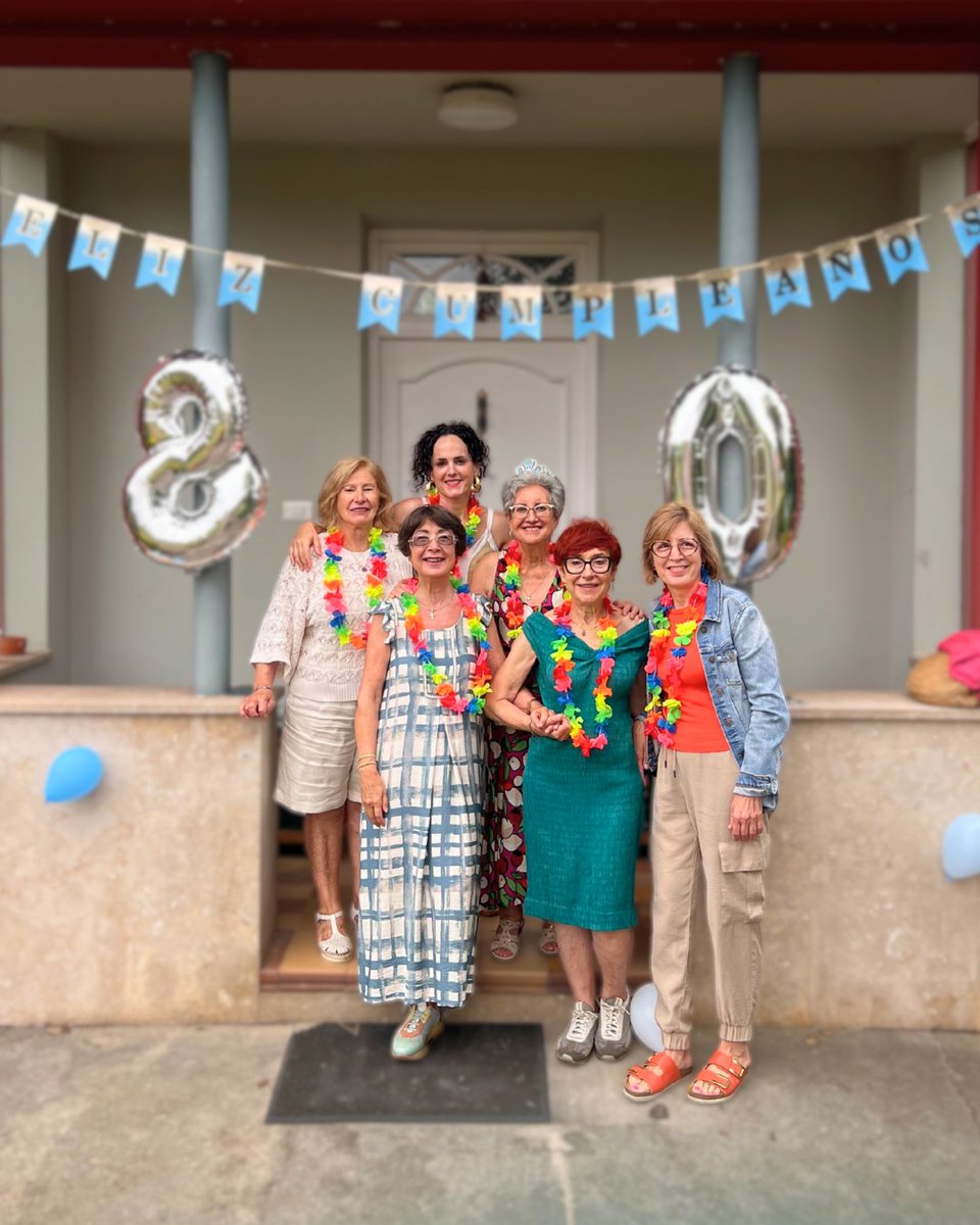 Mi madre cumplió 80 el 28 de julio ❤️ y ayer lo celebramos de nuevo.
Una fiesta llena de familia, amigos y compañeras que ya son amigas.
Felicidades mamá 🎂 #Cumpleaños #Amistad