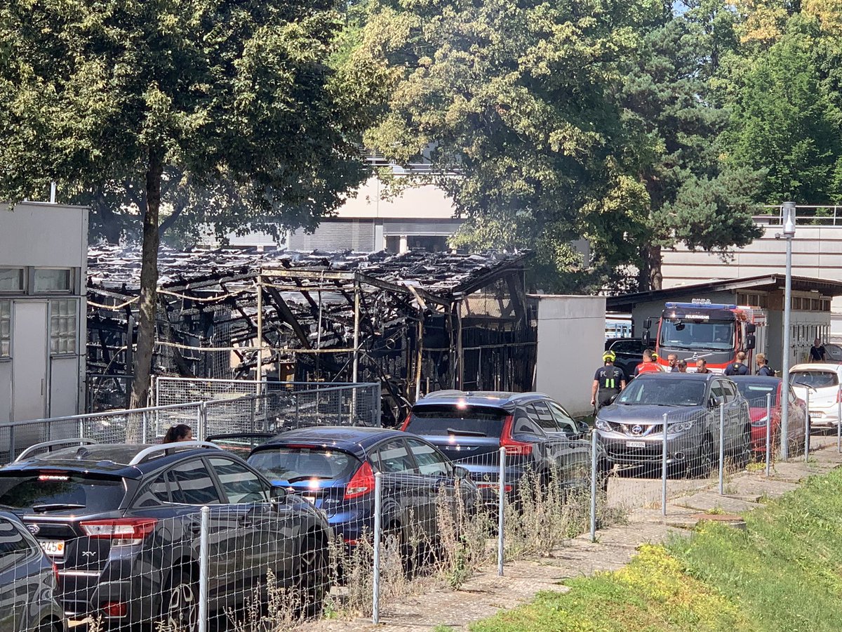 UWickli's tweet photo. @derbund Stallung beim Tierspital Bern abgebrannt. Keine Information über das Wohl derTiere. https://t.co/InFxVXFjdR