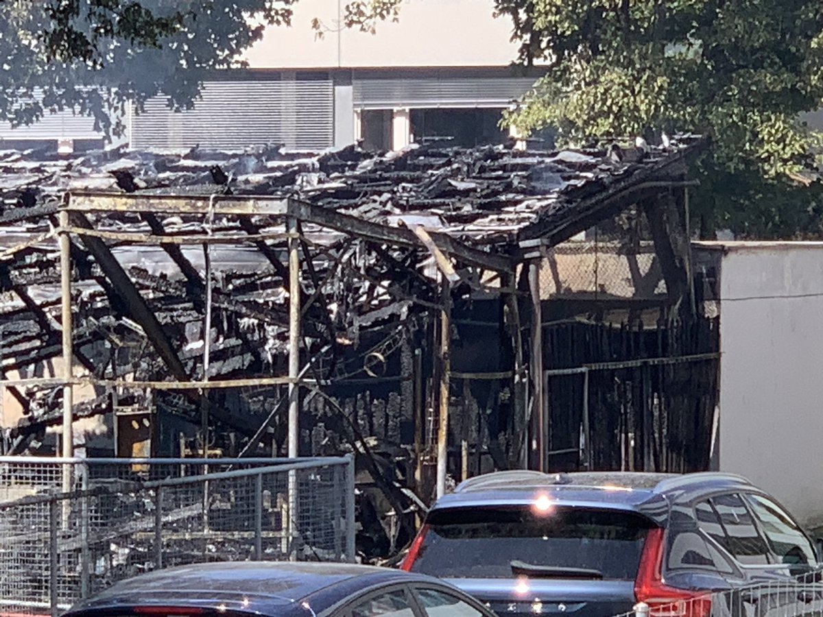 UWickli's tweet photo. @derbund Stallung beim Tierspital Bern abgebrannt. Keine Information über das Wohl derTiere. https://t.co/InFxVXFjdR