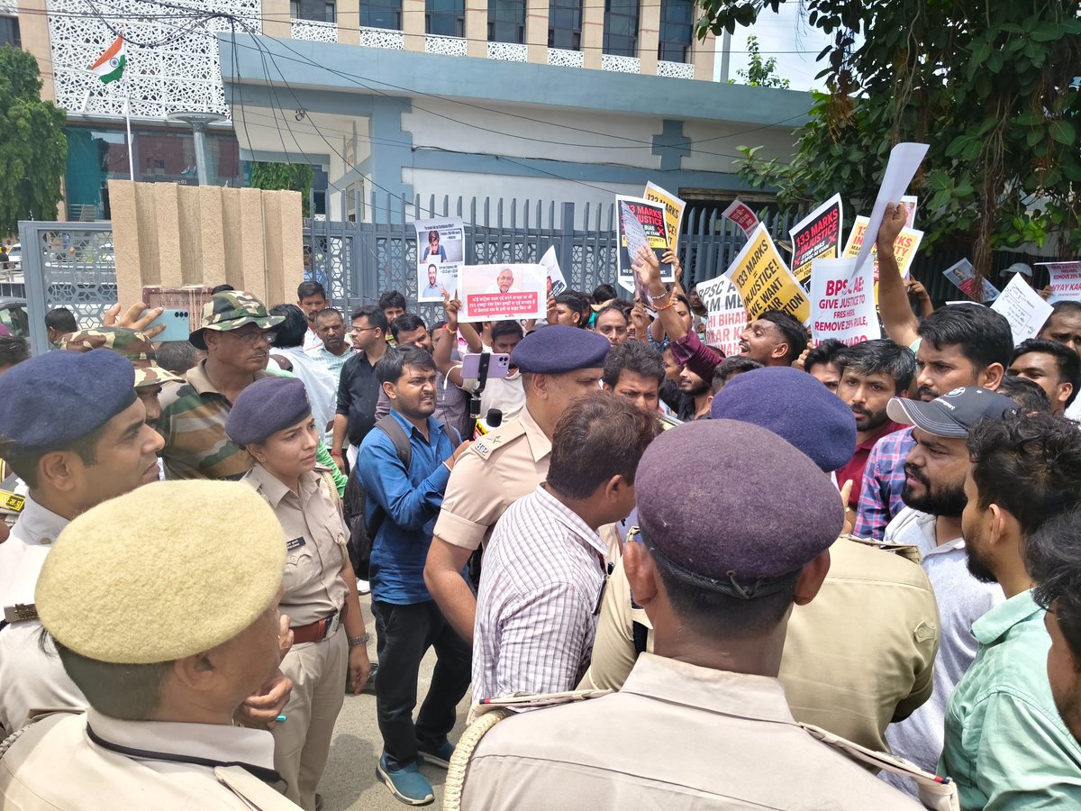 SinghDheer35319's tweet photo. BPSC AE Protest against 25% weightage for contractual engg.
#BPSC 
#rcdbihar https://t.co/JbT1NZmvbm