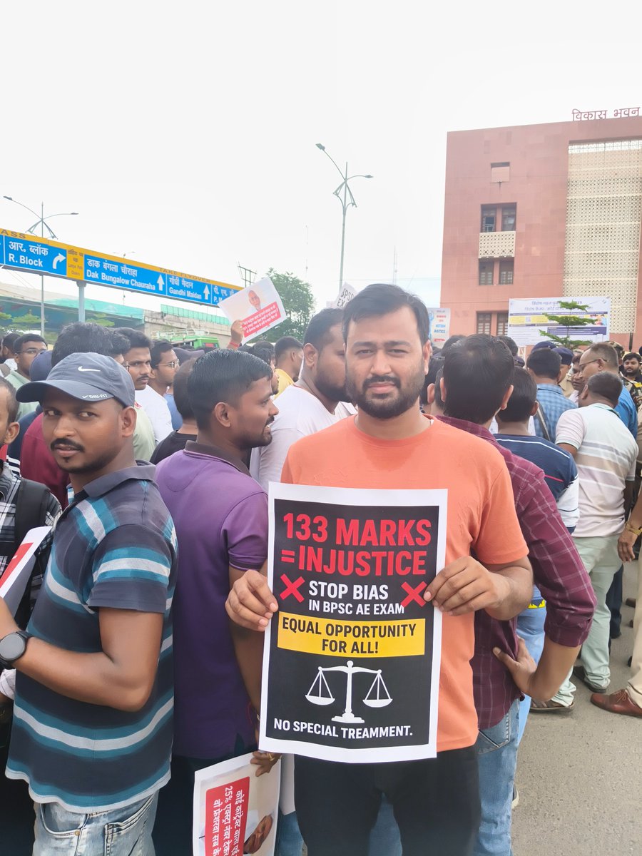SinghDheer35319's tweet photo. BPSC AE Protest against 25% weightage for contractual engg.
#BPSC 
#rcdbihar https://t.co/JbT1NZmvbm