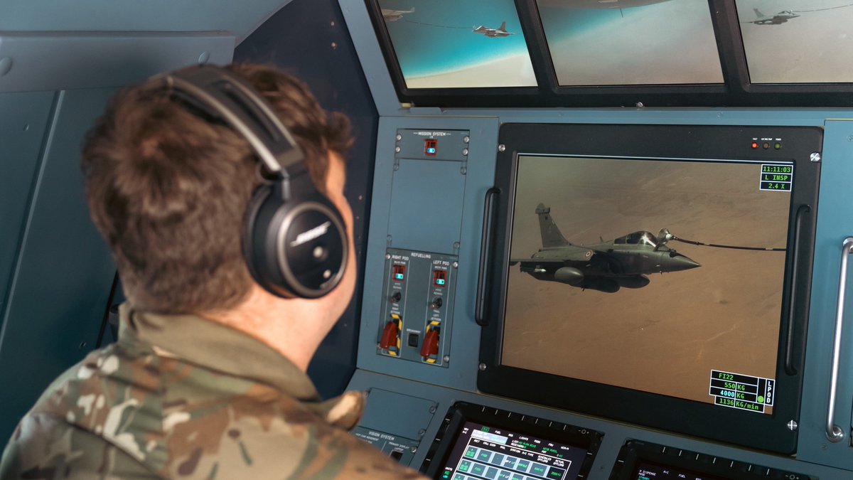 Defence Operations 🇬🇧 (@defenceops) on Twitter photo 🇬🇧🇫🇷Flying side by side in the Middle East🤝
✈️⛽️Two <a href="/Armee_de_lair/">Armée de l'Air et de l'Espace</a> Rafale, were refueled by a <a href="/RoyalAirForce/">Royal Air Force</a> Voyager, whilst conducting a joint surveillance operation over the Middle East.
🛡️Working closely with our allies & partners ensures we counter destabilising threats. 🇬🇧🇫🇷Flying side by side in the Middle East🤝
✈️⛽️Two <a href="/Armee_de_lair/">Armée de l'Air et de l'Espace</a> Rafale, were refueled by a <a href="/RoyalAirForce/">Royal Air Force</a> Voyager, whilst conducting a joint surveillance operation over the Middle East.
🛡️Working closely with our allies & partners ensures we counter destabilising threats.