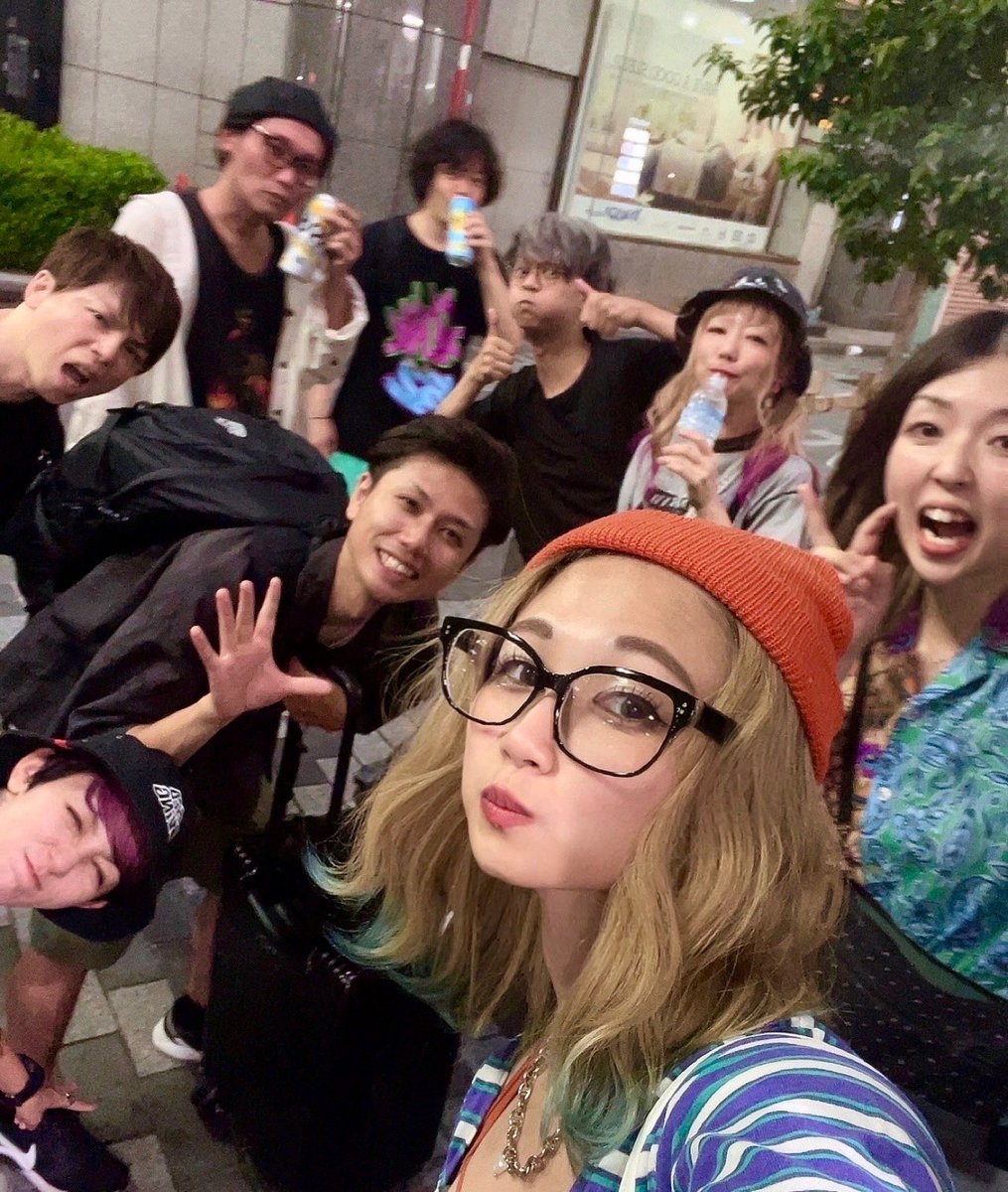 仲間達とギャーギャーな土日でした🙉💥
土曜日はSMASH KIDの始動LIVEにみんなで遊びに行って最高な夜🌛🤍
日曜日はちかいが東京来るとの事でみんなで集まって大はしゃぎ🙉💥
本当に大はしゃぎ🙉💥
常に誰かがどこかではしゃいでるからちゃんとフルメンバーでの写真が無い😂