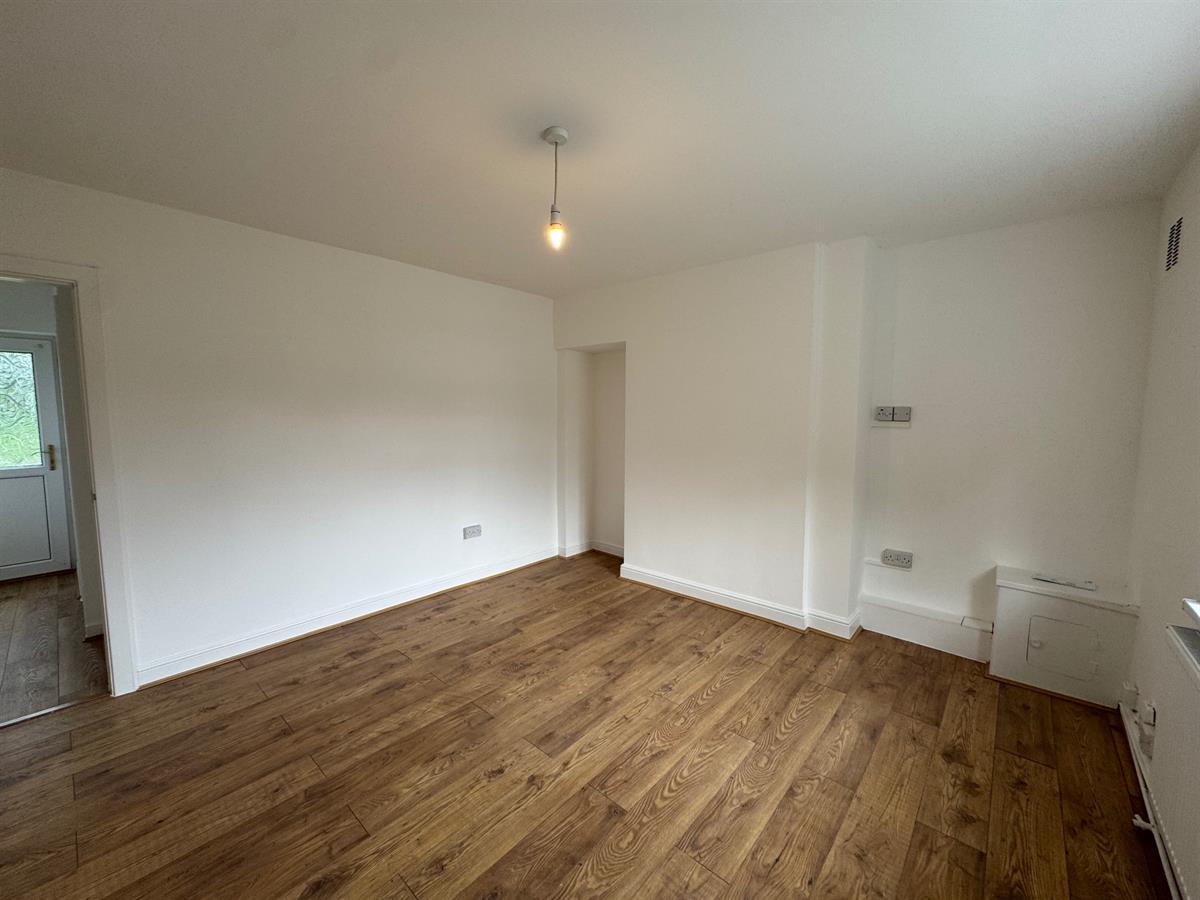 SmartLettings2's tweet photo. New to market - 2 Bed Terraced House, Townhill Road, Mayhill, Swansea, £900pcm. View details: https://t.co/BqUSWlIthK https://t.co/mYiTHLjxY0