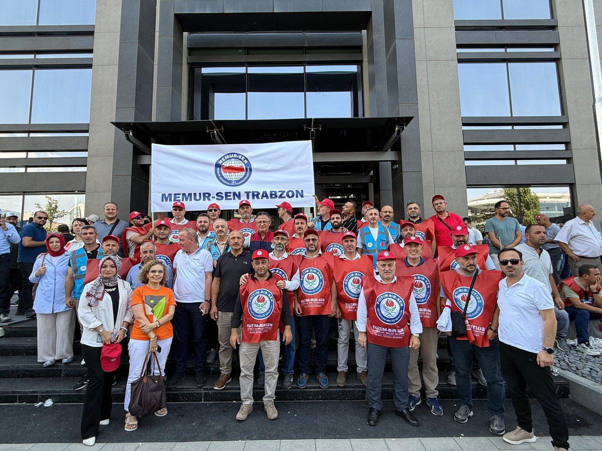 MemurSenKonf's tweet photo. Türkiyenin dört bir yanından gelen emekçiler Memur-Sen Genel Merkezi'ni, ve yolları doldurdu. Bugün emeğimiz, ekmeğimiz ve geleceğimiz için alanlardayız! 
Ankara, adalet ve hakkaniyet taleplerimiz için yükselttiğimiz  sesimizle yankılanacak.
#MemurMeydanda https://t.co/5rdpXoG2gi