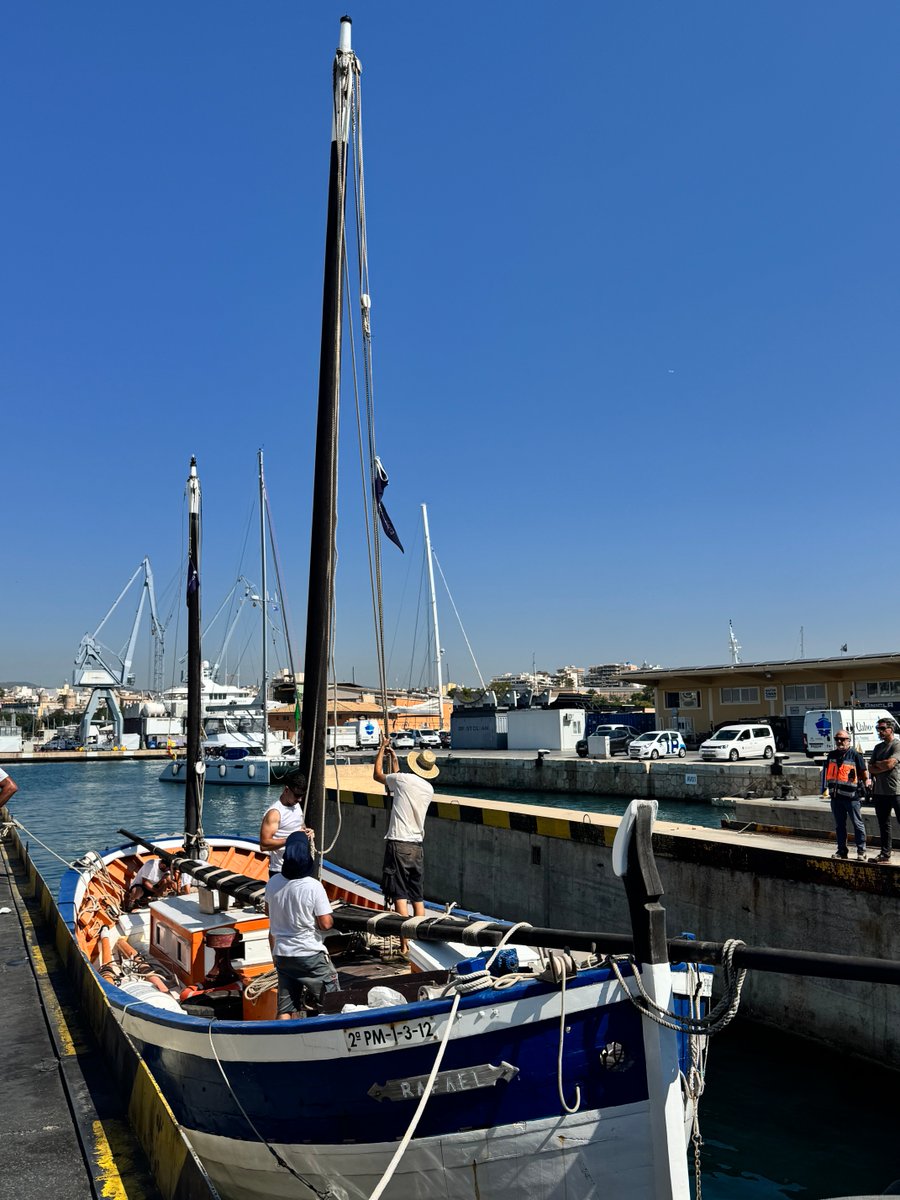 A piece of history sails into the future:
The llaüt Rafael, over 110 years old, has been hauled out at STP Shipyard Palma to begin its restoration by traditional boatbuilders. A project that preserves Balearic maritime heritage and keeps tradition alive.