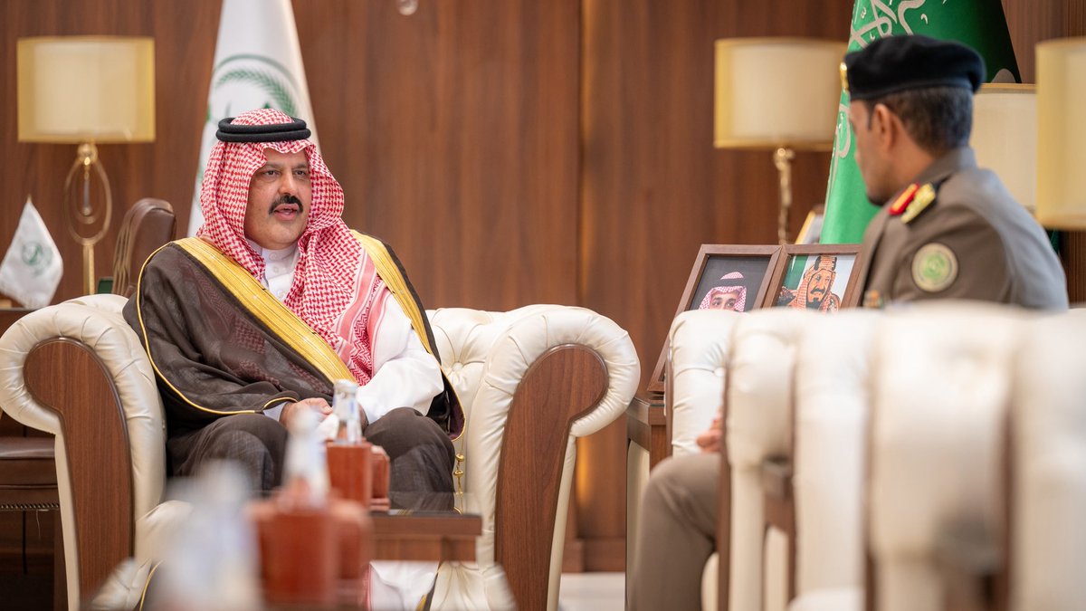 emara_hail's tweet photo. سمو #أمير_منطقة_حائل يستقبل مدير مكافحة المخدرات المعين حديثاً بالمنطقة العميد ياسر الشريف، منوهاً سموّه بدعم القيادة للقطاعات الأمنية، متمنياً للشريف التوفيق في عمله. https://t.co/SHAXZfTE5N