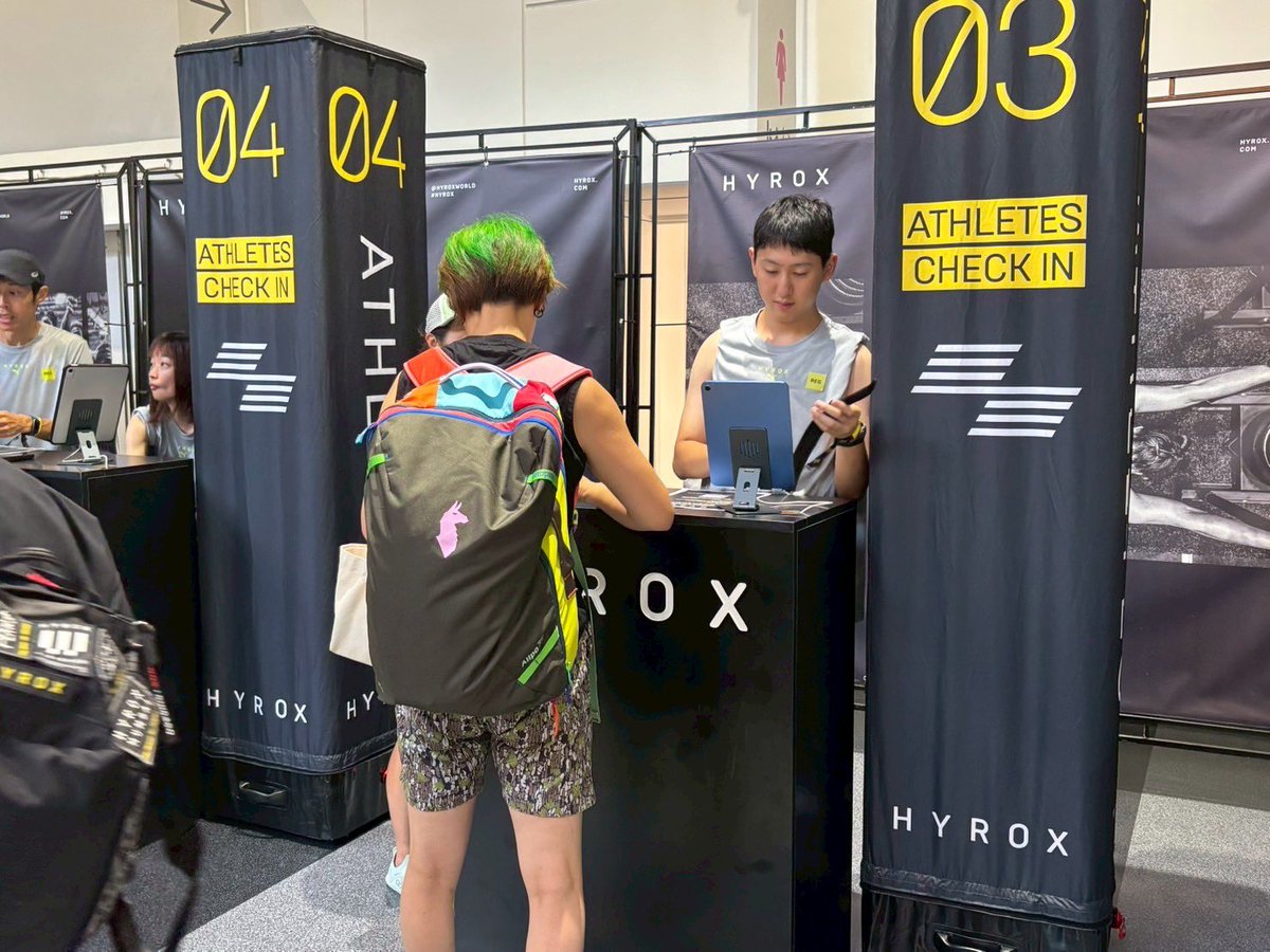 yokohama_rs's tweet image. HYROX YOKOHAMAの運営に
リゾスポ生が関わらせていただきました🙏✨
YouTuberや芸能人なども多数参加していた
本イベントをみなさんはご存知ですか？
知らない方はぜひ「HYROX」で検索を🔍

学校のことはこちら💁‍♀️ is.gd/o4AJca
#リゾスポ #HYROX #トレーナー