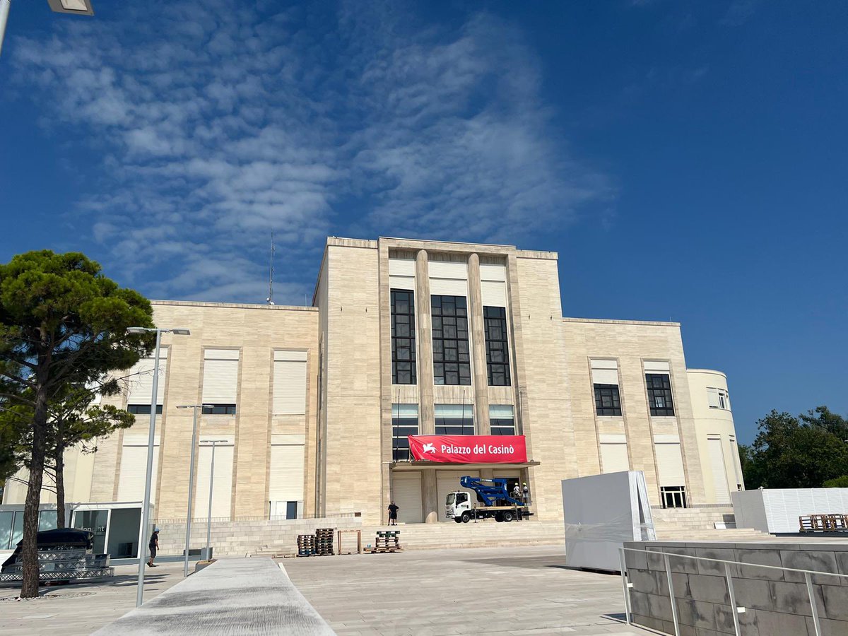 #LIDO🎬 E' iniziato il conto alla rovescia per l'82° Mostra Internazionale d’Arte Cinematografica, in programma dal #27agosto al #6settembre, al Lido di Venezia!

✨In questi giorni sono in corso i preparativi per questo grande evento che celebra il cinema con artisti, registi e