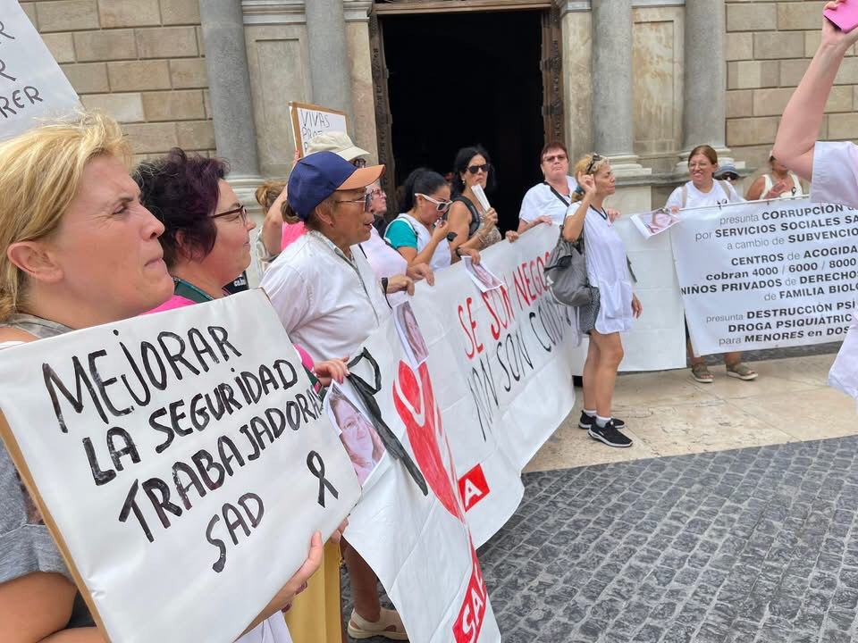 No nos sentimos valoradas 😠
1️⃣Cuidar sin conciliación familiar.
2️⃣Cuidar con dolores debido a la falta de mecanismos de prevención.
3️⃣Cuidar con riesgo a ser agredida, o menoscabada, y que la empresa no te crea, no tan solo lo tome en consideración.
4️⃣Cuidar con bajos salarios.